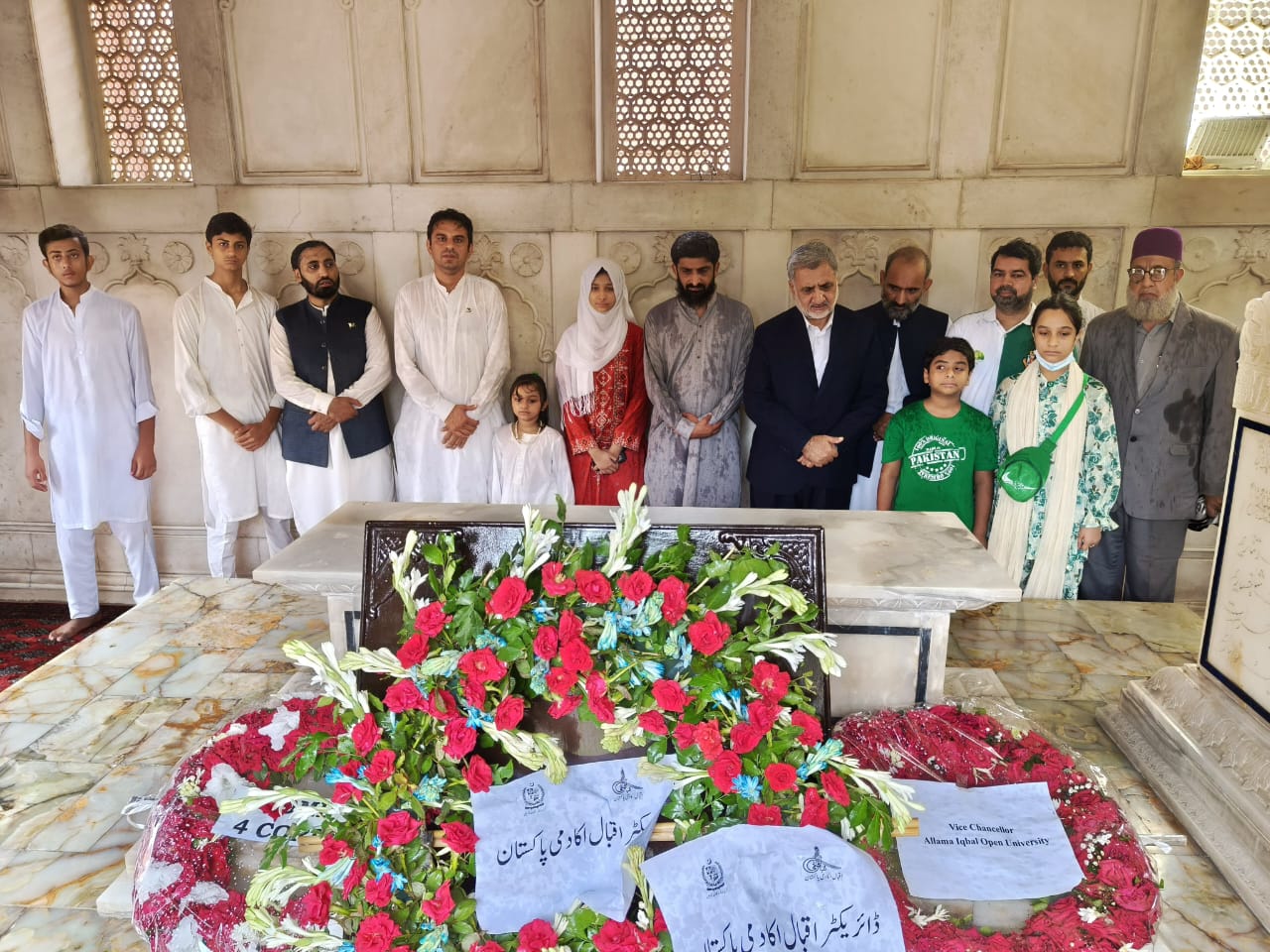 “ڈائریکٹر اقبال اکادمی پاکستان ڈاکٹر عبدالرؤف رفیقی کی مزار اقبال رح پر حاضری”.